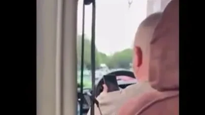 Minibüs şoförü kimseye aldırış etmeden cinsel içerikli film izledi...