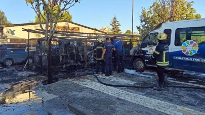 Belediyeye  ait temizlik araçları küle döndü!