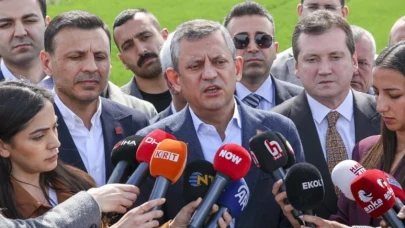 Özgür Özel: Ev hapsinde tuttukları İstanbul'da restoranlarda fink atıyor”