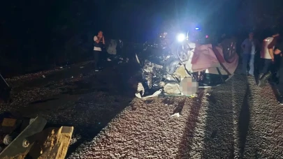 Çanakkale'de iki otomobil kafa kafaya çarpıştı: 6 kişi hayatını kaybetti