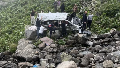 Trabzon'da feci kaza: Arap turistleri taşıyan minibüs devrildi! 2 ölü