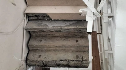 Apartmanın merdivenleri çöktü, 20 kişiyi itfaiye kurtardı