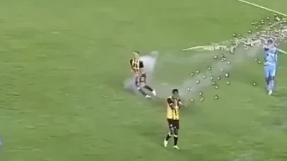 İsrailli taraftarlardan  futbolcuya havai fişek! Futbolcu yaralandı, yangın çıktı