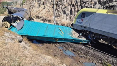 Malatya'da iki yük treni çarpıştı: Makinist yaralandı