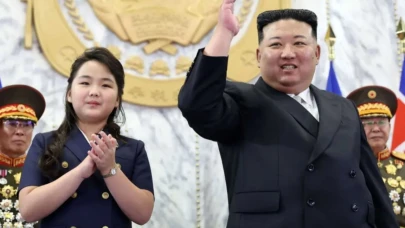 Kim Jong Un halefi olması beklenen kızını dünyaya tanıttı