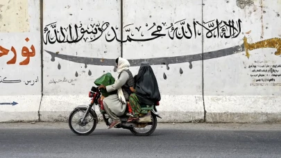 Taliban'ın Afganistan'daki kadınları çalışamıyor, şarkı söyleyemiyor, seyahat edemiyor ve  okuyamıyor