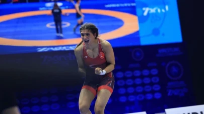 Nesrin Baş Dünya Güreş Şampiyonası’nda gümüş madalya kazandı