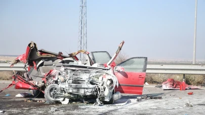 TIR'a arkadan çarptı! Otomobil resmen paramparça oldu, ölenler var