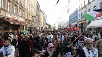 Berlin’de Filistin’e destek yürüyüşüne 100 bini aşkın kişi katıldı