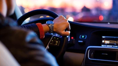 Eşine benzettiği kadını araç kapısıyla darbetti