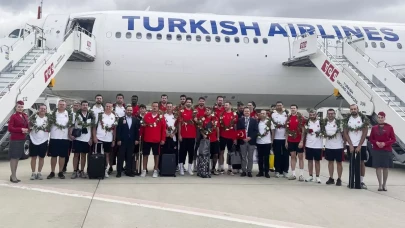 Avrupa İkincisi 12 Dev Adam yurda döndü