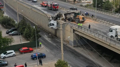 İzmir’de tır viyadükte asılı kaldı: Sürücü yaralı