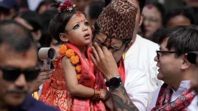 2 yaşındaki minik Aryatara Shakya yeni tanrıça seçildi