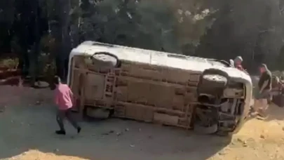 Edremit’te tur minibüsü devrildi: 13 kişi yaralandı