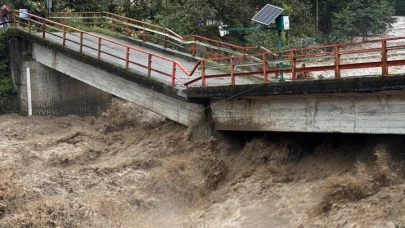 Rize'de sağanak alarmı! Köprü çöktü, Ayder Yaylası'nın yolu kapandı