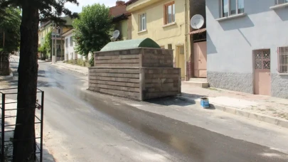 60 yılı aşkındır yol ortasında duruyor, kaldırmaya çalışan kepçe kırılıyor