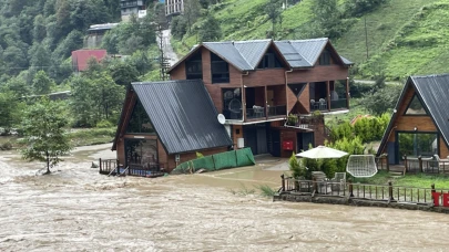 Rize’de sel ve heyelan: Ayder Yolu kapandı, köprü çöktü