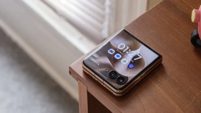 Motorola'nın Razr Ultra katlanabilir telefonu rekor düşük fiyatla geri döndü