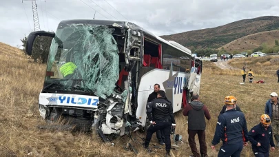 Sivas’ta yolcu otobüsü ile tır çarpıştı: 20 yaralı