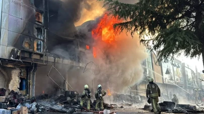 İstanbul'un göbeğinde büyük yangın! İş yerleri alevlere teslim oldu