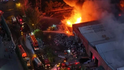 Kayseri'de keçe fabrikasında yangın: Müdahale sürüyor