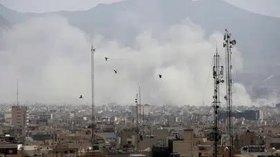İran füze saldırılarıyla ABD üslerini hedef aldı Bahreyn'deki ABD donanma üssü vuruldu