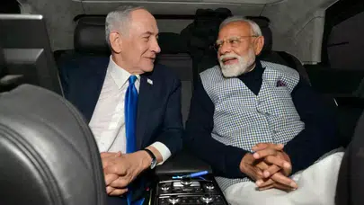 Netanyahu, Hindistan Başbakanı Modi’yi Hint kıyafetiyle karşıladı