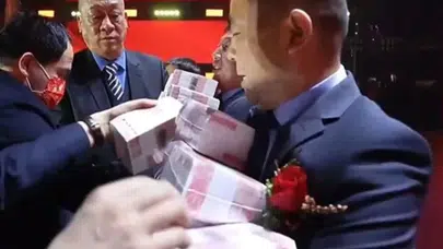 Çinli patrondan dikkat çeken prim dağıtımı: 26 milyon dolar para masalara dağıtıldı