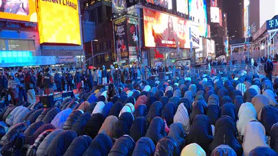 New York Times Meydanı’nda yüzlerce kişinin katılımıyla iftar programı düzenlendi