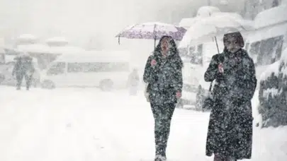 Hakkari'de kar yağışı hayatı felç etti! 1 Nisan'da yarın okullar tatil mi?