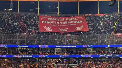 Liverpool tribünlerinden Atatürk mesajı! RAMS Park’ta açılan pankart gündem oldu