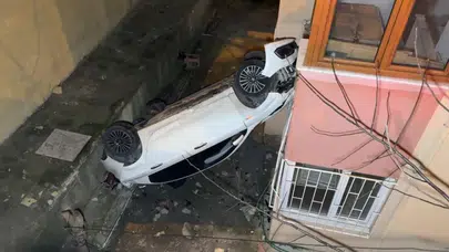 Otomobil 8 metreden düştü!