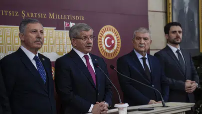 Davutoğlu’ndan savaş uyarısı: ABD Türkiye’ye “safını seç" baskısı yapabilir