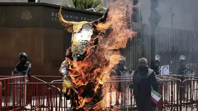 Meksika’da İran savaşı protestosu: Baal heykeli yakıldı