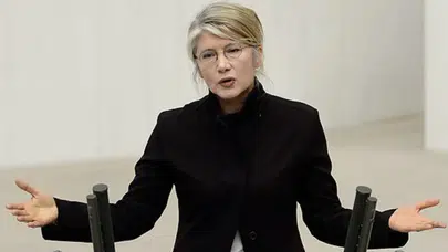 Emine Ülker Tarhan kimdir? 12 yıl sonra CHP'ye döndü, rozetini Özgür Özel taktı