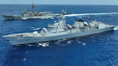 Pakistan'dan deniz güvenliği için yeni operasyon: İki ticaret gemisine refakat ediliyor