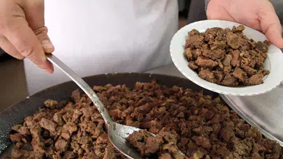 Belediye aşevinde inanılmaz olay: Kavurmanın içinden yarış atının çipi çıktı