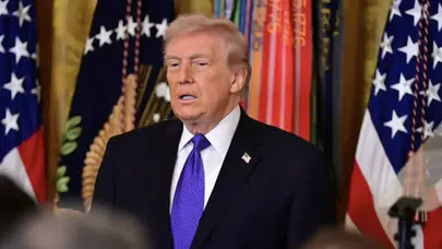 Trump’ın boynundaki kırmızı iz dikkat çekti: Beyaz Saray’dan açıklama gelmedi