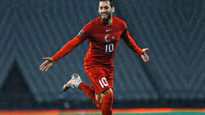 Hakan Çalhanoğlu sahalara döndü: Romanya maçında ilk 11’e yakın