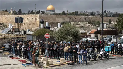 Filistinliler, cuma namazını İsrail'in kısıtlamaları nedeniyle kapatılan Mescid-i Aksa'nın çevresinde kıldı