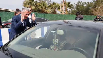 İlçeye bir günde 25 bin araç geldi: Kaymakam herkesi karşıladı