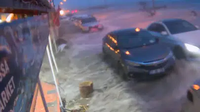 Fırtına denizi taşırdı, araçlar su altında kaldi