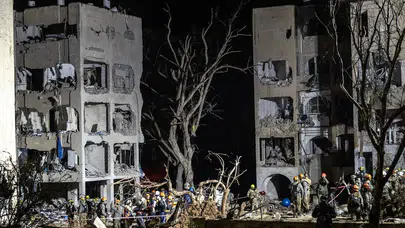 “Gerilim zirvede: İran, İsrail ve ABD üslerini vurduğunu duyurdu”