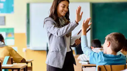 MEB, Türkçe okutulan dersler için yabancı uyruklu öğretmenlere C1 Türkçe şartı getirdi