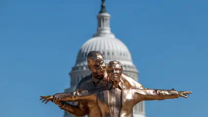 Trump'ı küplere bindirecek heykel: Washington'da Epstein ile heykelini diktiler