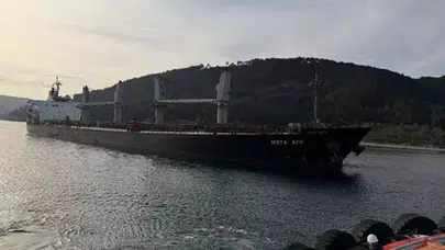 Çanakkale Boğazı’nda arızalanan yük gemisi sürüklenerek karaya oturdu