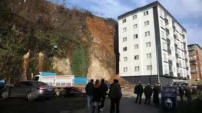 Trabzon’da heyelan: Kaya parçaları eve zarar verdi