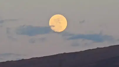 Van’da “Pembe Dolunay” görsel şölen sundu