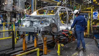 Otomotiv devinden şaşırtan karar: Üretimi durdurdu, binlerce kişi işten çıkarılıyor