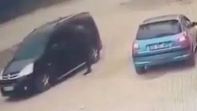 Sürücü konuştuğu kişiye bilerek çarptı: Bir kişi ağır yaralı